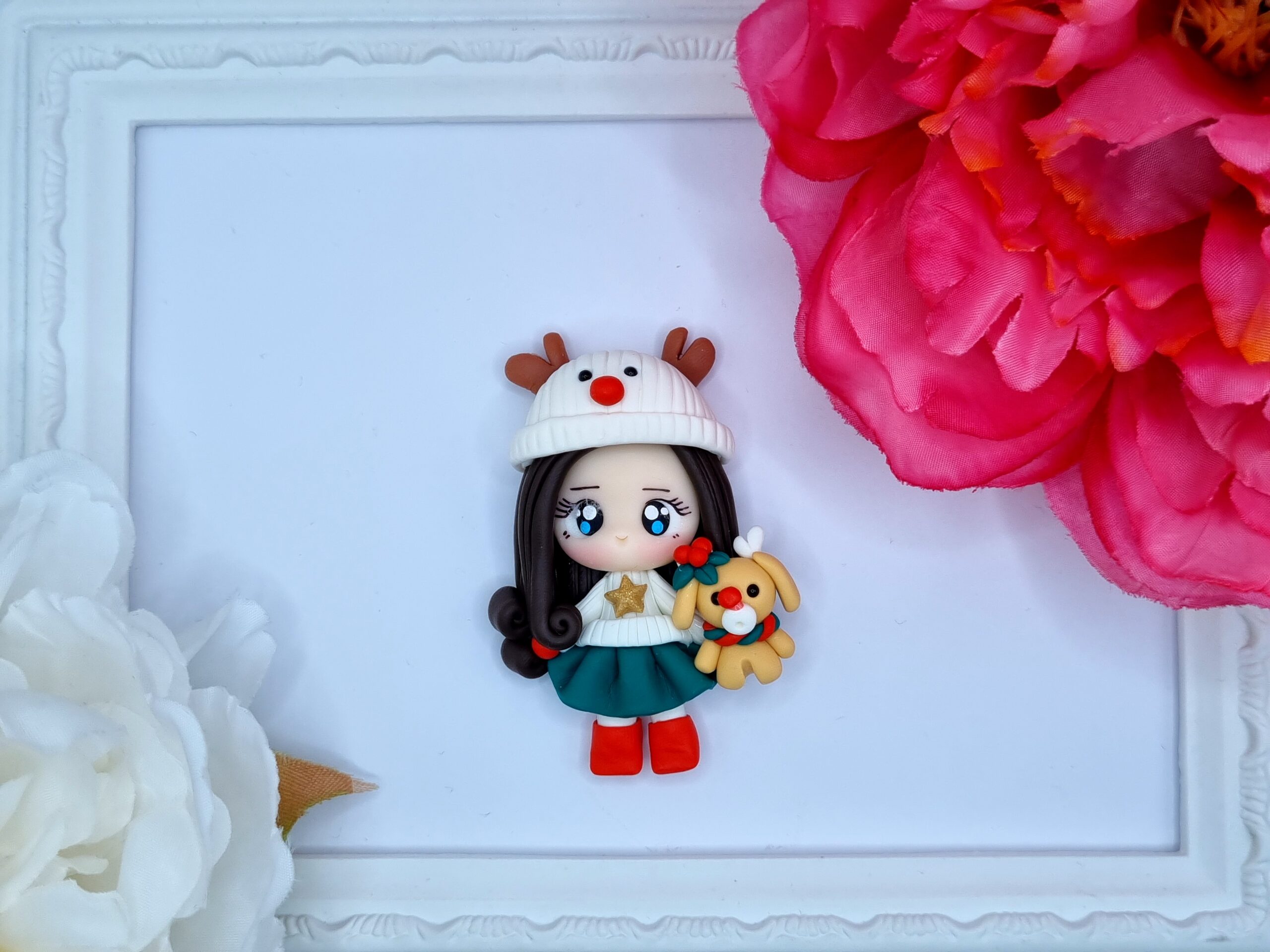 CUTE GIRL WITH WHITE HAT-EMBELLISHMENT CLAY BOW CENTRE(WITH FLAT BACK )