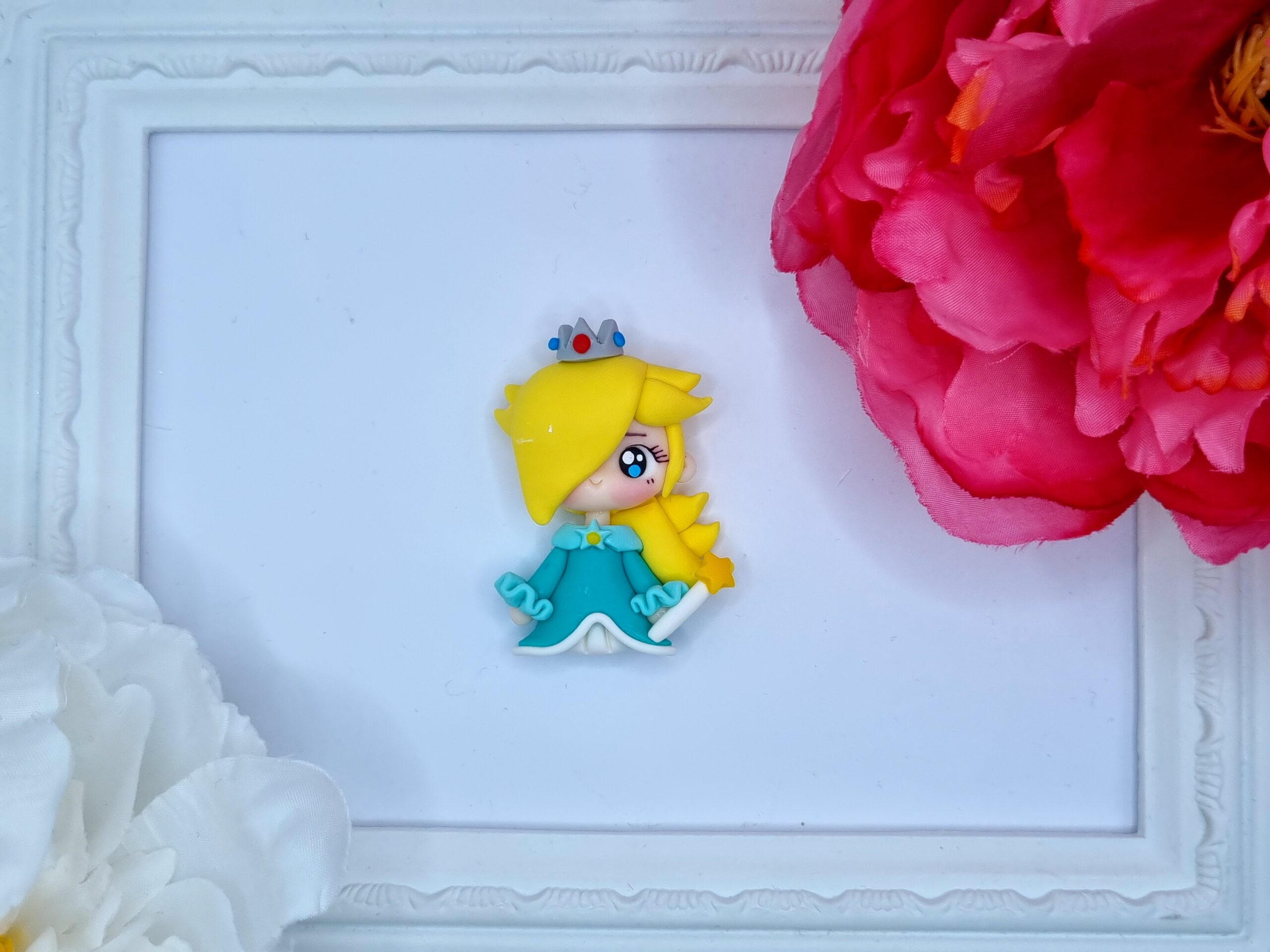 CUTE PRINCESS WITH BLONDE HAIR-EMBELLISHMENT CLAY BOW CENTRE (WITH FLAT BACK)