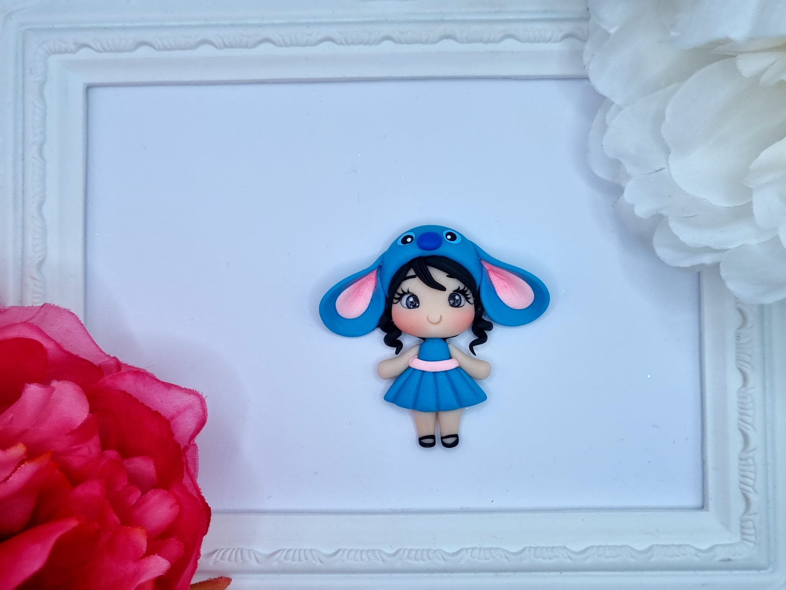 CUTE GIRL WITH BROWN HAIR AND BIG BLUE EARS-EMBELLISHMENT CLAY BOW CENTRE (WITH FLAT BACK)